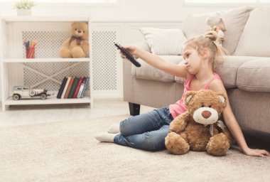 TV izlerken sıkıldım küçük kızla