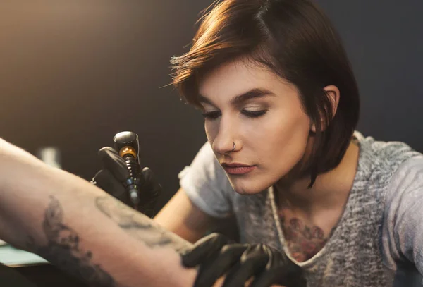 男の手の写真を行うプロの tattooer アーティスト — ストック写真