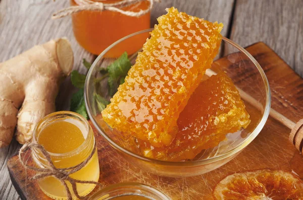 Golden honeycombs and honey jar, closeup — Stock Photo, Image