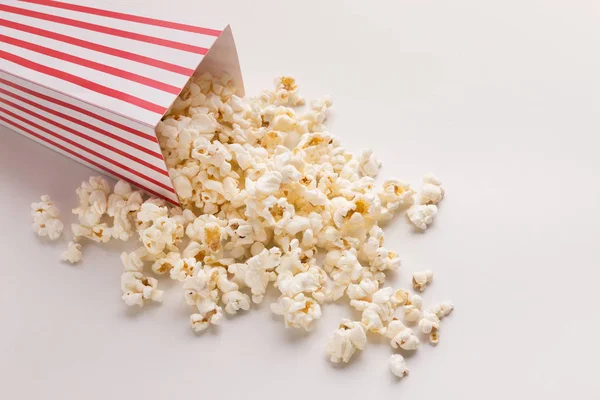 Cubo de palomitas de maíz sobre fondo blanco — Foto de Stock