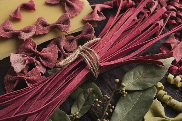 Ahşap arka plan üzerinde çeşitli İtalyan kırmızı makarna