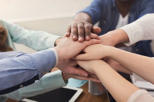 Teamwork und Teambuilding, Menschen verbinden die Hände — Stockfoto