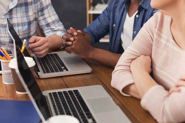 Programadores que trabajan en la empresa de desarrollo de software — Foto de Stock