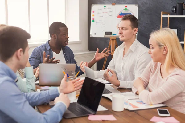 Reunión de negocios. Equipo multiétnico en el cargo — Foto de Stock