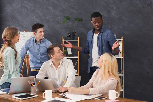 Compañeros de trabajo discutiendo ideas en la oficina —  Fotos de Stock