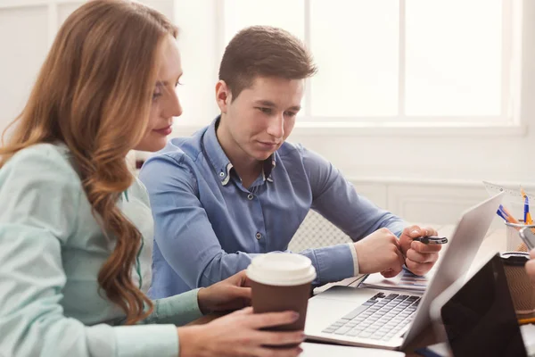 Programadores que trabajan en la empresa de desarrollo de software — Foto de Stock