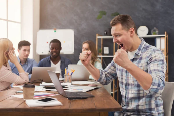 Equipo empresarial discutiendo los resultados de su trabajo — Foto de Stock