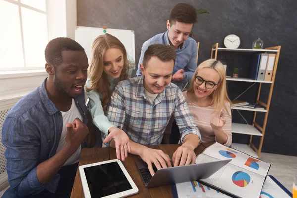 Jovem equipe de negócios desfrutando de sucesso no escritório — Fotografia de Stock