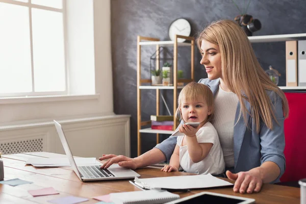 Young working mother spending time with baby — Stock Photo, Image