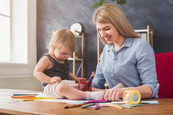 Gelukkig moeder tekenen met haar dochter — Stockfoto