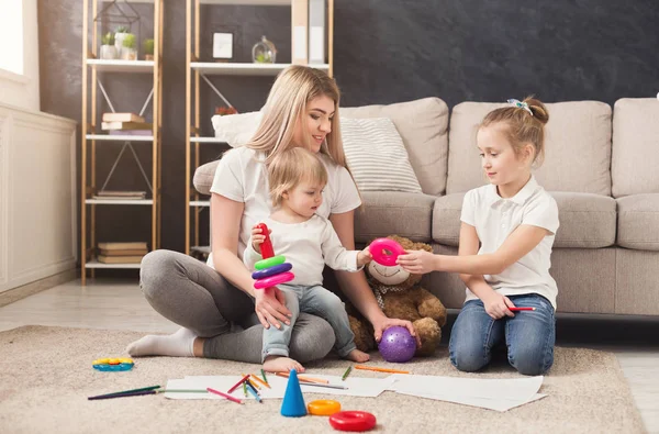 Gelukkig moeder spelen met haar dochters — Stockfoto