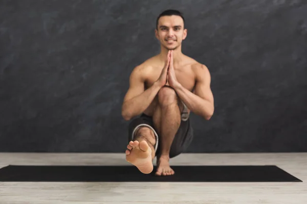 Jovem homem flexível de pé sobre as mãos — Fotografia de Stock