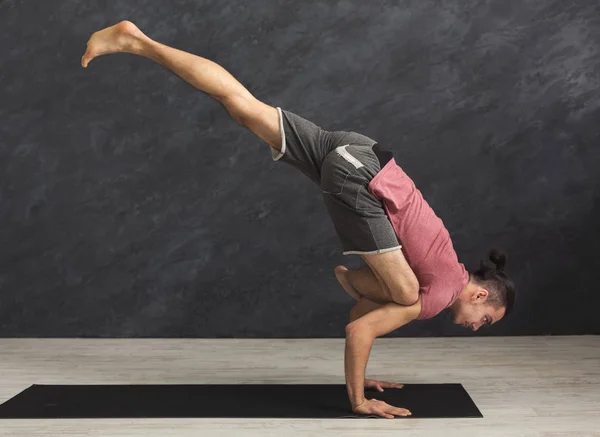 Junger flexibler Mann auf Händen stehend — Stockfoto