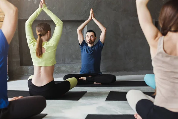 Grupo con instructor de yoga en gimnasio — Foto de Stock