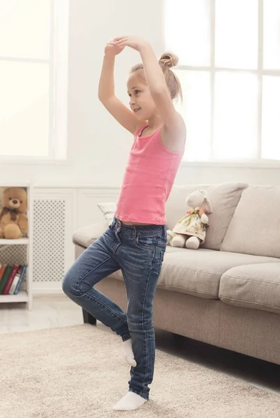 Little girl singing and dancing at home — Stock Photo, Image