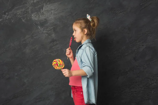 Menina feliz se divertindo no fundo do estúdio — Fotografia de Stock