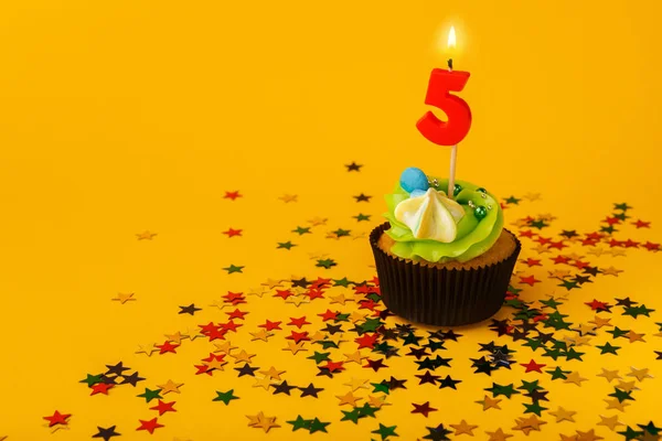 Vijfde verjaardag cupcake met kaars en hagelslag — Stockfoto