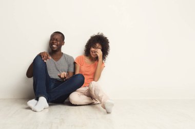 Sarılma, katta oturan Afrikalı-Amerikalı Çift