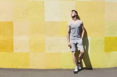 Adam sarı duvara yaslanmış, molası