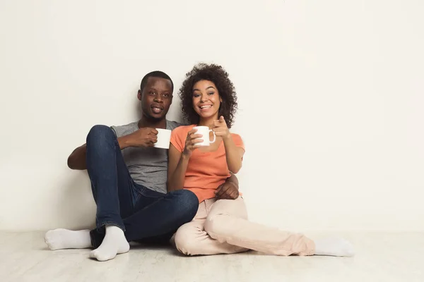 Sorrindo casal preto wathing filme em casa — Fotografia de Stock