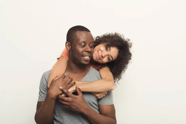 Zwarte man meeliften vriendin op witte studio — Stockfoto
