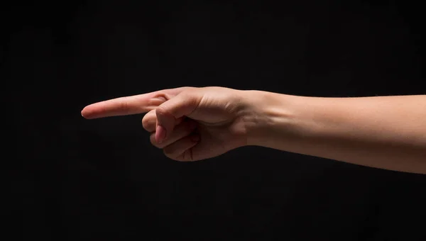 Gesta rukou - žena ukazující, izolovaných v černé — Stock fotografie