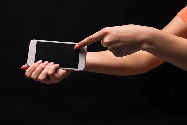 Holding and pointing to blank screen on smartphone — Stock Photo, Image