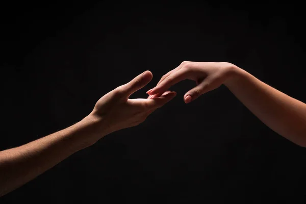 Влюбленные руки мужчины и женщины, изолированные на черном — стоковое фото