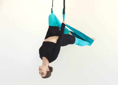 Beyaz arka plan üzerinde sinek yoga uygulamak kadın