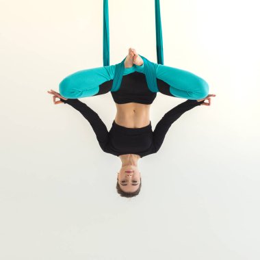 Beyaz arka plan üzerinde sinek yoga uygulamak kadın