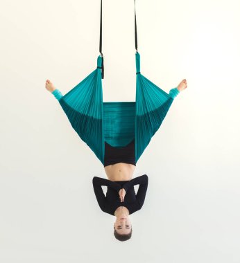 Beyaz arka plan üzerinde sinek yoga uygulamak kadın