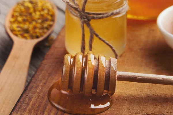 꿀 단지와 나무 국자, 근접 촬영 — 스톡 사진