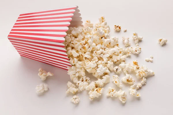 Cubo de palomitas de maíz sobre fondo blanco — Foto de Stock