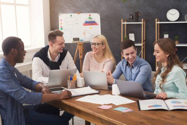 Genç takım projesinde modern ofis tartışıyor