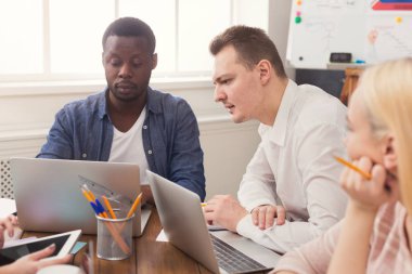 Ofiste çalışan iş adamları konsantre