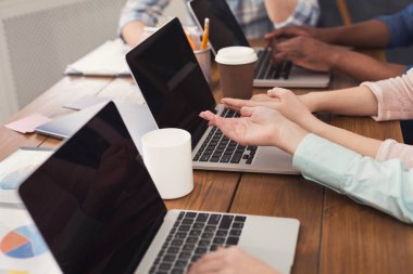 Yazılım geliştirme şirketi çalışan programcılar