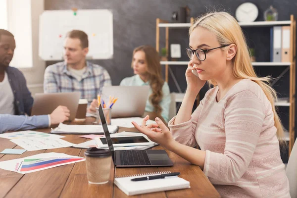 Business-team som diskuterar resultatet av deras arbete — Stockfoto