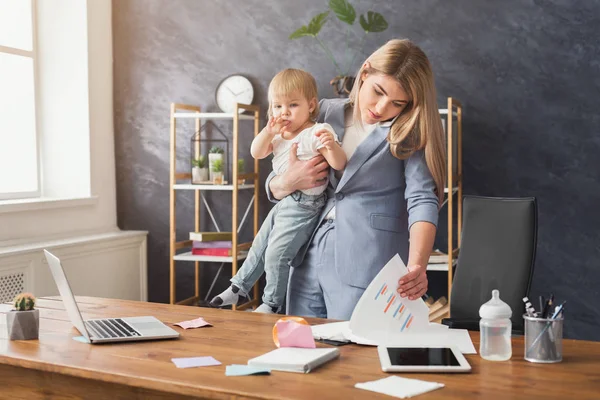 Junge Mutter telefoniert und verbringt Zeit mit Baby — Stockfoto