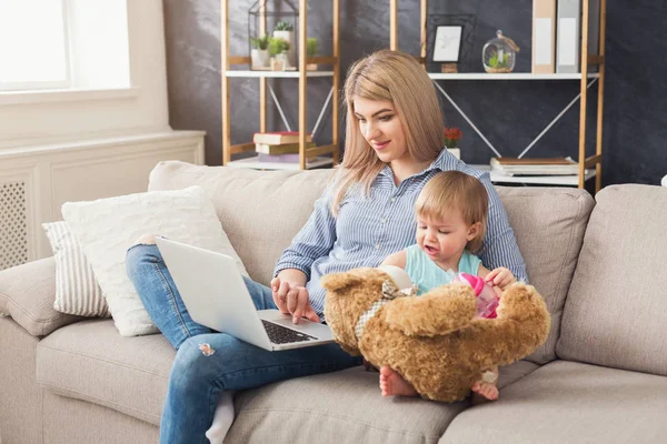 Jonge moeder werken en tijd doorbrengen met baby — Stockfoto