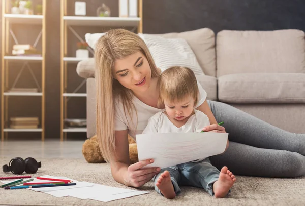 Gelukkig moeder tekenen met haar dochter — Stockfoto