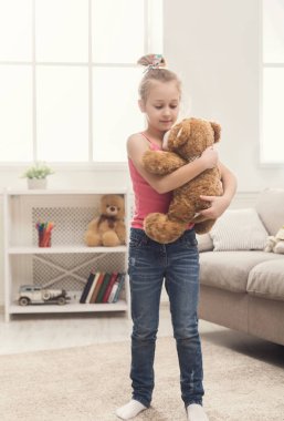 Şarkı ve dans ayı ile evde küçük kız