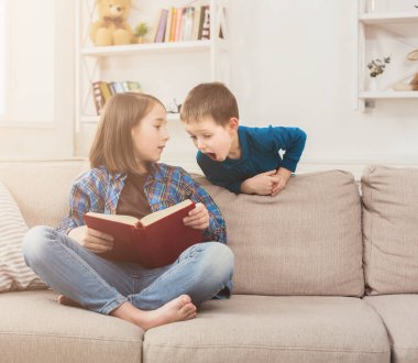 Genç kız kardeşi için kitap okuma