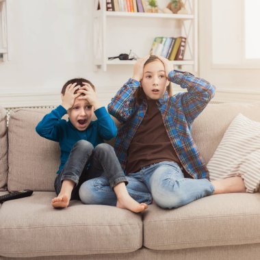 Korkmuş çocuklar evde TV izlerken