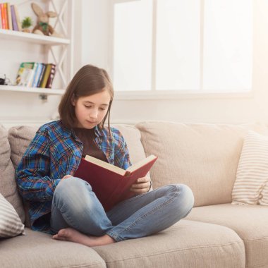 Rahat ev. Kitap ile genç düşünceli kız
