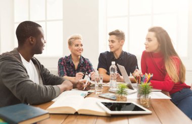 Çok ırklı sınıf arkadaşlarıyla birlikte sınavlarına hazırlanıyor