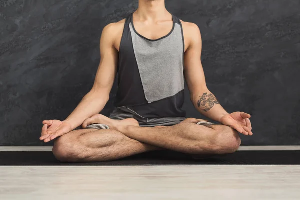 Jovem praticando ioga, relaxar pose meditação — Fotografia de Stock