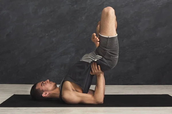 Ung flexibel man stående på händer — Stockfoto