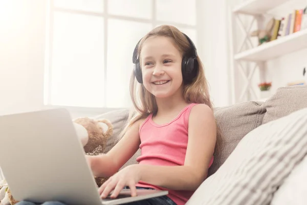 Meisje huiswerk op laptop thuis — Stockfoto