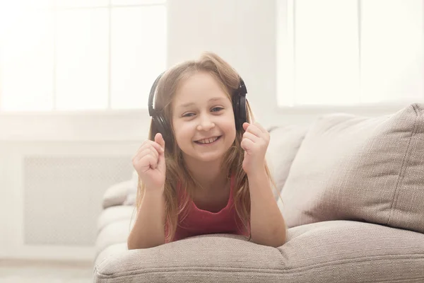 Ganska kvinnliga kid Lyssna på musik i hörlurar — Stockfoto