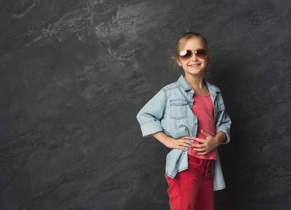 Glücklich kleines Mädchen posiert auf schwarzem Hintergrund — Stockfoto